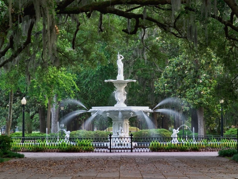 A green, park-like public green space in Savannah, GA