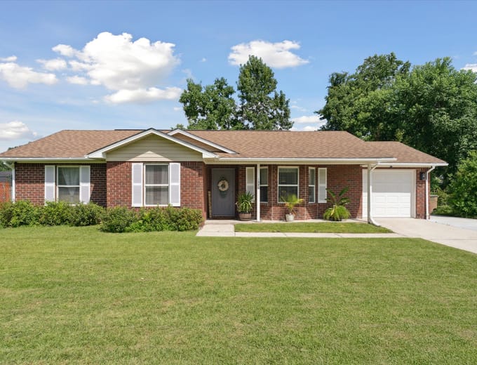 Single-story brick ranch home in Pooler, GA with a green lawn
