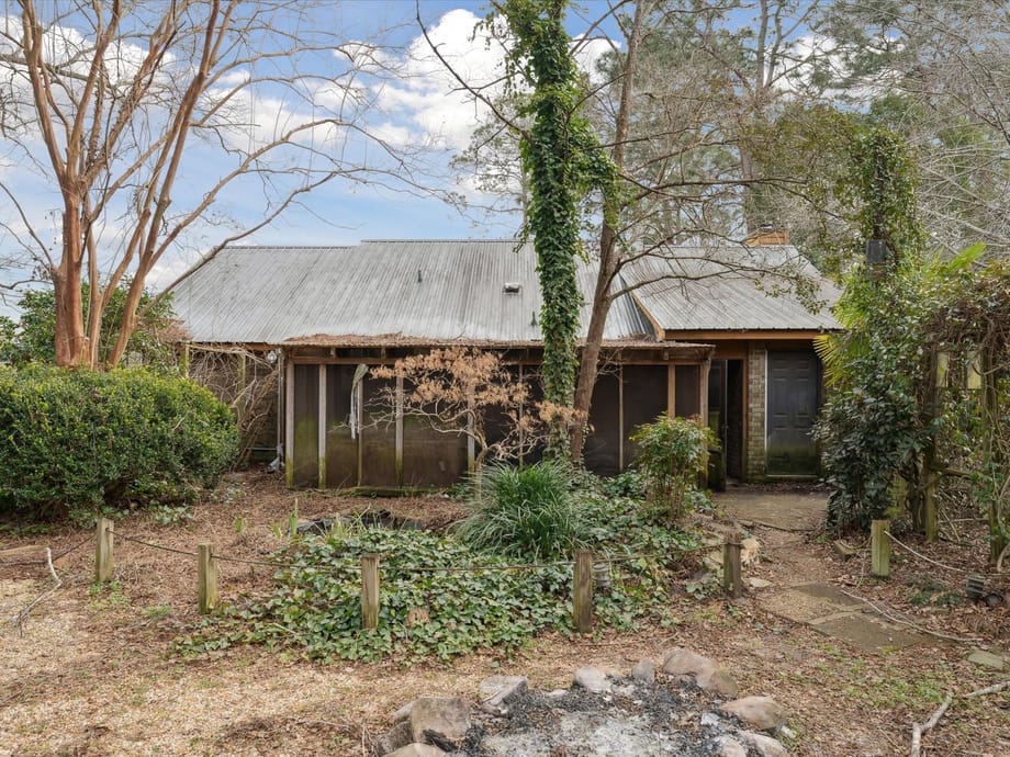 Rincon, GA single-story home with a large backyard and mature trees