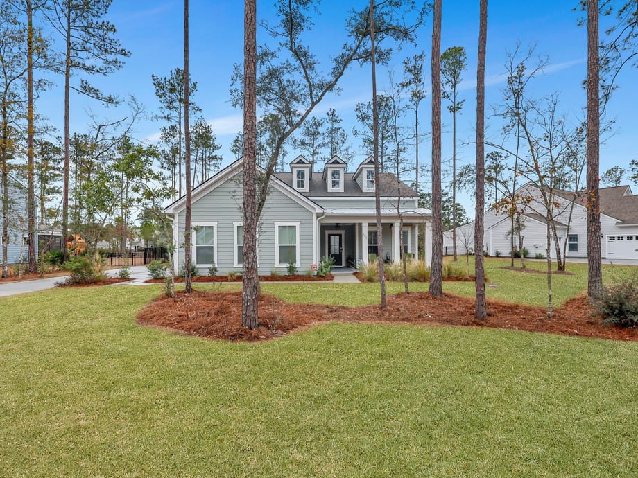 A white columned classic Savannah house in the Thomas Square area